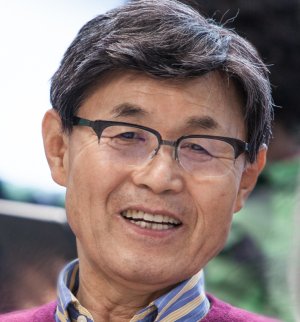 Lee Byung Hoon (1944)