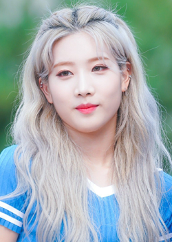 Kim Jeong Eun (Kim Lip - LOONA) (1999)