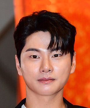 Lee Yi Kyung (1989)